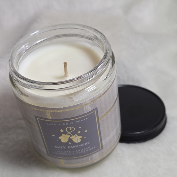 Bath & Body Works - Cozy Cashmere Single Wick 7oz Candle - Picture 2 of 3